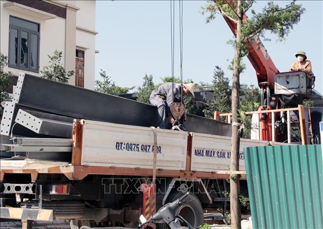 Công nhân làm việc ngoài trời dưới thời tiết nắng nóng tại một công trình xây dựng. Ảnh: Tạ Toàn – TTXVN