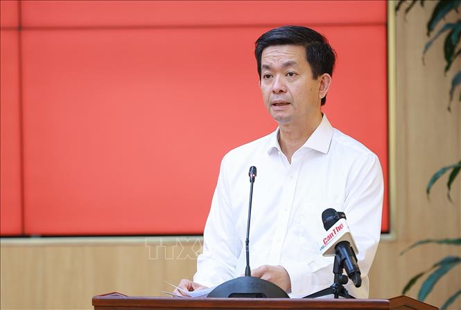 Bí thư Thành uỷ Cần Thơ Lê Quang Tùng báo cáo tình hình kinh tế - xã hội của thành phố. Ảnh: Dương Giang - TTXVN
