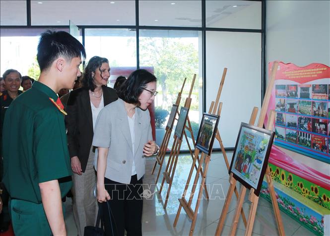 Các đại biểu tham quan triển lãm ảnh về hoạt động phòng tránh bom mìn ở Việt Nam. Ảnh: Trọng Đức - TTXVN