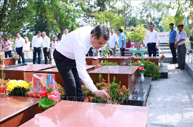 Thủ tướng Lê Minh Hưng thắp hương trên phần mộ các Anh hùng liệt sĩ tại Nghĩa trang liệt sĩ thành phố Cần Thơ. Ảnh: Dương Giang - TTXVN
