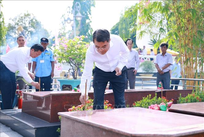 Thủ tướng Lê Minh Hưng thắp hương trên phần mộ các Anh hùng liệt sĩ tại Nghĩa trang liệt sĩ thành phố Cần Thơ. Ảnh: Dương Giang - TTXVN

