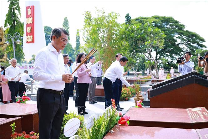 Thủ tướng Lê Minh Hưng thắp hương tưởng niệm các Anh hùng liệt sĩ tại Nghĩa trang liệt sĩ thành phố Cần Thơ. Ảnh: Dương Giang - TTXVN
