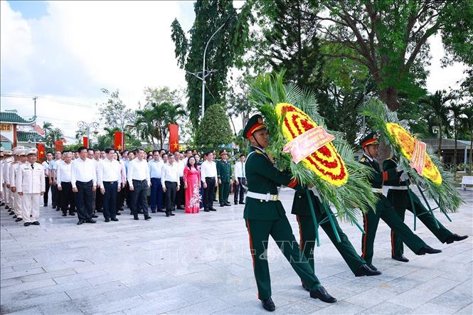 Thủ tướng Lê Minh Hưng cùng đoàn công tác đến dâng hương tưởng niệm các Anh hùng liệt sĩ tại Nghĩa trang liệt sĩ thành phố Cần Thơ. Ảnh: Dương Giang - TTXVN
