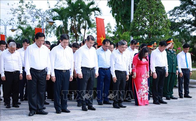 Thủ tướng Lê Minh Hưng cùng đoàn công tác tưởng niệm các Anh hùng liệt sĩ tại Nghĩa trang liệt sĩ thành phố Cần Thơ. Ảnh: Dương Giang - TTXVN
