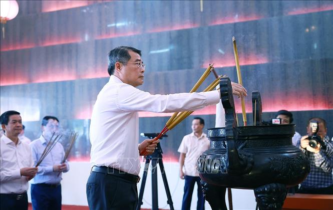 Thủ tướng Lê Minh Hưng dâng hương tưởng niệm các Anh hùng liệt sĩ tại Nghĩa trang liệt sĩ thành phố Cần Thơ. Ảnh: Dương Giang - TTXVN
