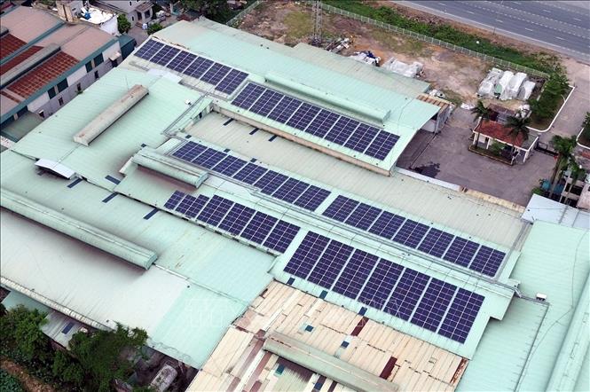 Điện mặt trời đã giúp nhiều doanh nghiệp ở Khu công nghiệp Phố Nối, tỉnh Hưng Yên chủ động điện trong sản xuất. Ảnh: Trần Việt - TTXVN