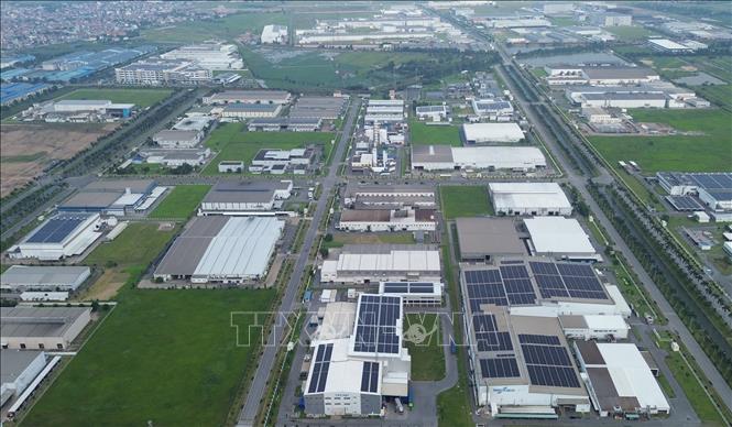 Điện mặt trời đã giúp nhiều doanh nghiệp ở Khu công nghiệp Phố Nối, tỉnh Hưng Yên chủ động điện trong sản xuất. Ảnh: Trần Việt - TTXVN
