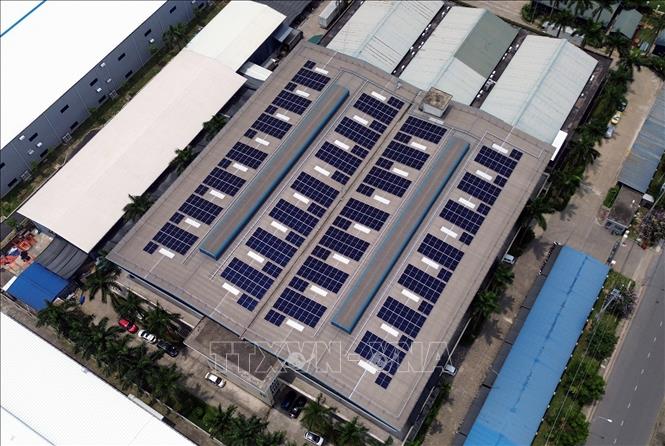 Nhiều doanh nghiệp ở Khu công nghiệp Đình Trám, tỉnh Bắc Ninh đầu tư điện mặt trời áp mái phục vụ sản xuất. Ảnh: Trần Việt - TTXVN