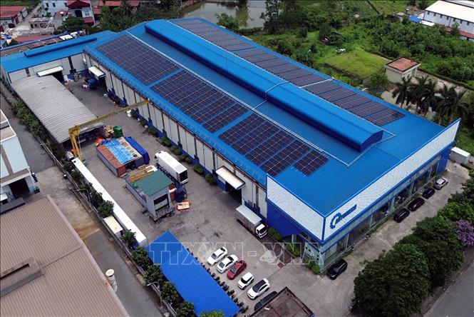 Nhiều doanh nghiệp ở Khu công nghiệp Đình Trám, tỉnh Bắc Ninh đầu tư điện mặt trời áp mái phục vụ sản xuất. Ảnh: Trần Việt - TTXVN