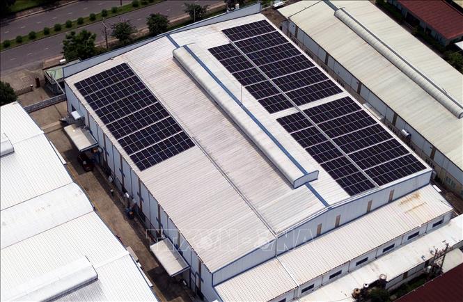 Nhiều doanh nghiệp ở Khu công nghiệp Đình Trám, tỉnh Bắc Ninh đầu tư điện mặt trời áp mái phục vụ sản xuất. Ảnh: Trần Việt - TTXVN