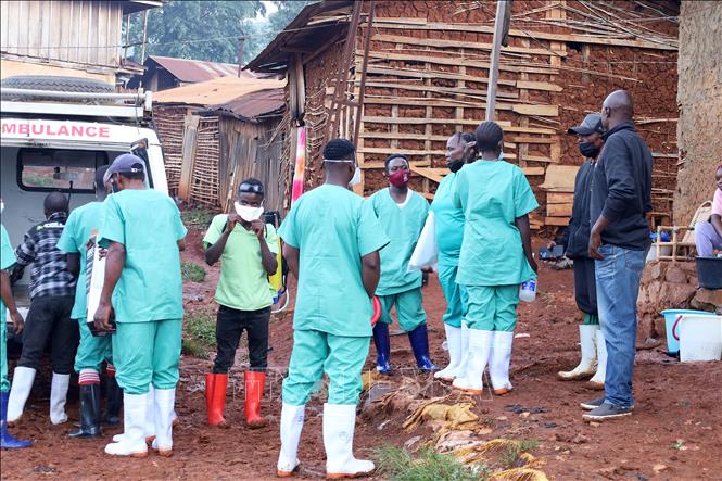 Nhân viên y tế tiến hành khử trùng để ngăn chặn sự lây lan của virus Ebola tại Mongbwalu, tỉnh Ituri, CHDC Congo. Ảnh: THX/TTXVN