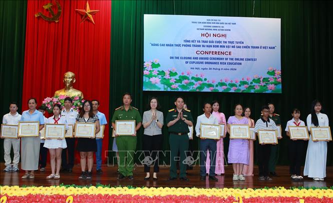 Đại diện Trung tâm hành động bom mìn Quốc gia Việt Nam, các tổ chức quốc tế trao giải cho các thí sinh. Ảnh: Trọng Đức - TTXVN