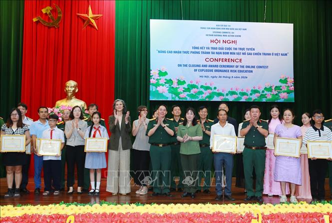 Đại diện Trung tâm hành động bom mìn Quốc gia Việt Nam, các tổ chức quốc tế và các thí sinh đoạt giải cuộc thi. Ảnh: Trọng Đức - TTXVN