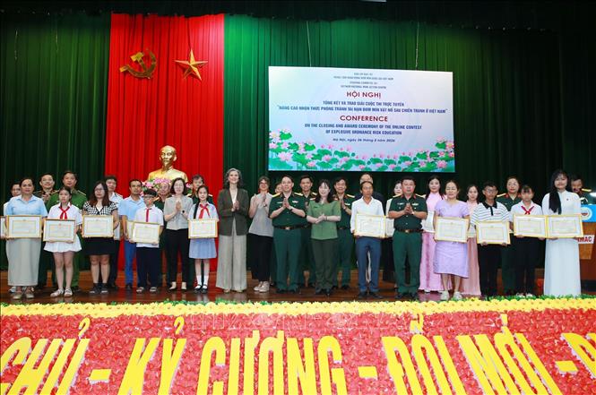 Đại diện Trung tâm hành động bom mìn Quốc gia Việt Nam, các tổ chức quốc tế và các thí sinh đoạt giải cuộc thi. Ảnh: Trọng Đức - TTXVN