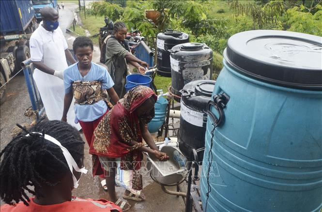 Nhân viên y tế hướng dẫn người dân rửa tay để phòng dịch Ebola tại Mpondwe, Uganda. Ảnh: THX/TTXVN