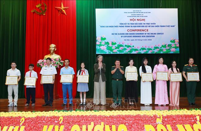 Đại diện Trung tâm hành động bom mìn Quốc gia Việt Nam, các tổ chức quốc tế trao giải cho các thí sinh. Ảnh: Trọng Đức - TTXVN