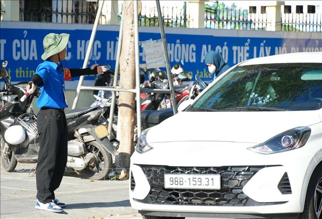 Đoàn viên, thanh niên tình nguyện tham gia phân luồng giao thông. Ảnh: Đồng Thúy - TTXVN 