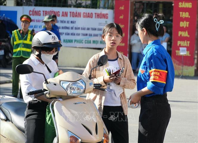 Tình nguyện viên “Tiếp sức mùa thi” hướng dẫn, hỗ trợ thí sinh và người nhà tại điểm thi Trường THPT Ngô Sĩ Liên (phường Bắc Giang). Ảnh: Đồng Thúy- TTXVN
