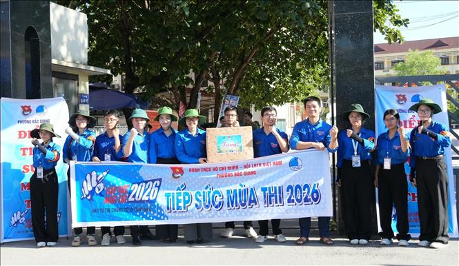 Lãnh đạo Tỉnh đoàn Bắc Ninh động viên, tặng quà thanh niên tình nguyện tại điểm thi Trường THPT Ngô Sỹ Liên, phường Bắc Giang. Ảnh: Đồng Thúy - TTXVN