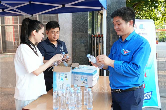 Đoàn viên, thanh niên tình nguyện chuẩn bị nước uống cho thí sinh. Ảnh: Đồng Thúy - TTXVN
