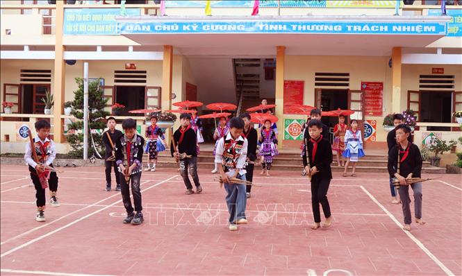 Học sinh trường PTDTBT THCS Nàn Ma, xã Pà Vầy Sủ, Tuyên Quang, cùng trình diễn các tiết mục văn hóa dân gian truyền thống. Ảnh: Đức Thọ - TTXVN