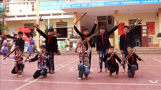 Học sinh trường PTDTBT THCS Nàn Ma trình diễn các tiết mục văn hóa dân gian truyền thống. Ảnh: Đức Thọ - TTXVN