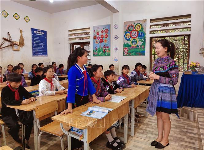 Giáo viên truyền dạy những điệu múa truyền thống cho học sinh trường PTDTBT THCS Nàn Ma. Ảnh: Đức Thọ - TTXVN