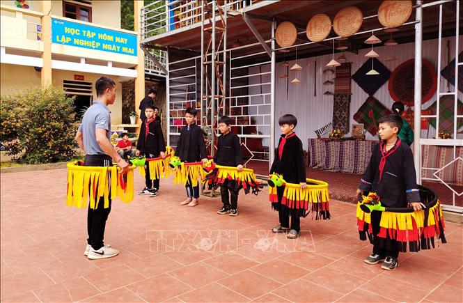 Giáo viên truyền dạy những điệu múa truyền thống cho học sinh trường PTDTBT THCS Nàn Ma. Ảnh: Đức Thọ - TTXVN