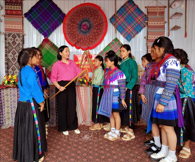 Giáo viên truyền dạy những giá trị văn hóa truyền thống cho học sinh vùng cao biên giới. Ảnh: Đức Thọ - TTXVN