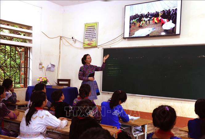 Giáo viên truyền dạy những giá trị văn hóa truyền thống cho học sinh trường PTDTBT THCS Nàn Ma. Ảnh: Đức Thọ - TTXVN