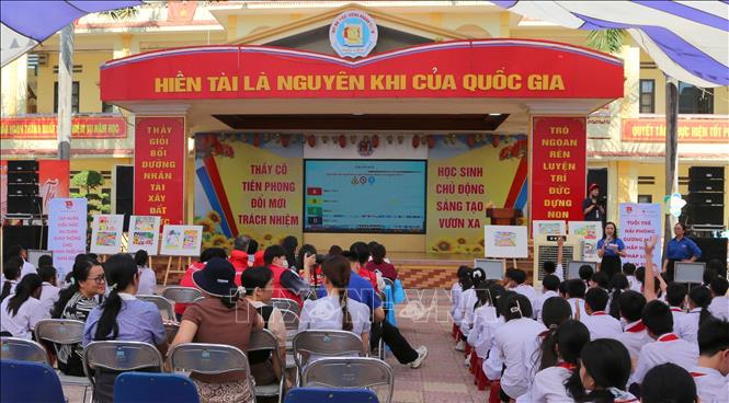 Học sinh Trường THCS Lương Khánh Thiện tìm hiểu kiến thức về an toàn giao thông thông qua mini game. Ảnh: Minh Thu - TTXVN