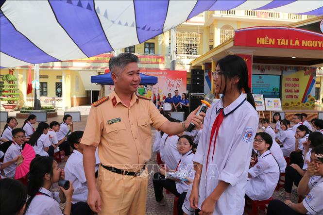 Học sinh trường THCS Lương Khánh Thiện, phường Phù Liễn (Hải Phòng) tham gia phần hỏi đáp kiến thức về an toàn giao thông. Ảnh: Minh Thu - TTXVN