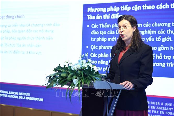 Bà Florence La Charité-Harbec - Cố vấn, Đào tạo quốc tế, Học viện tư pháp quốc gia Canada phát biểu. Ảnh: Minh Đức – TTXVN