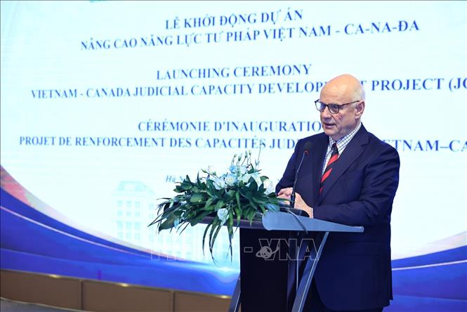 Ngài Tom Crabtree, Thẩm phán, Giám đốc Ban quản trị tư pháp, Học viện tư pháp quốc gia Canada phát biểu. Ảnh: Minh Đức – TTXVN