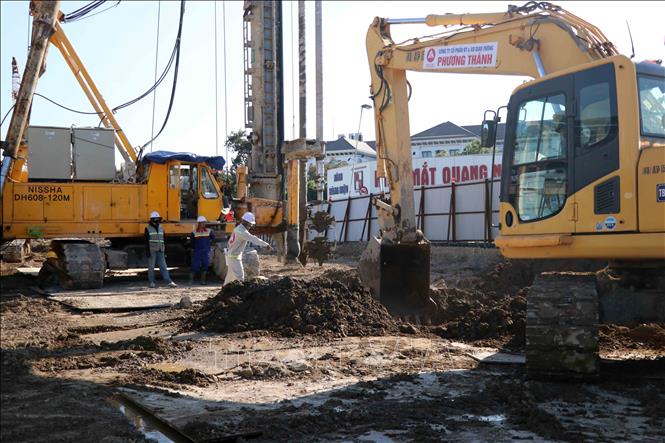 Công nhân, kỹ sư dự án hầm chui Bùi Viện - Lê Hồng Phong nỗ lực làm việc trong thời tiết nắng nóng. Ảnh: Hoàng Ngọc – TTXVN 