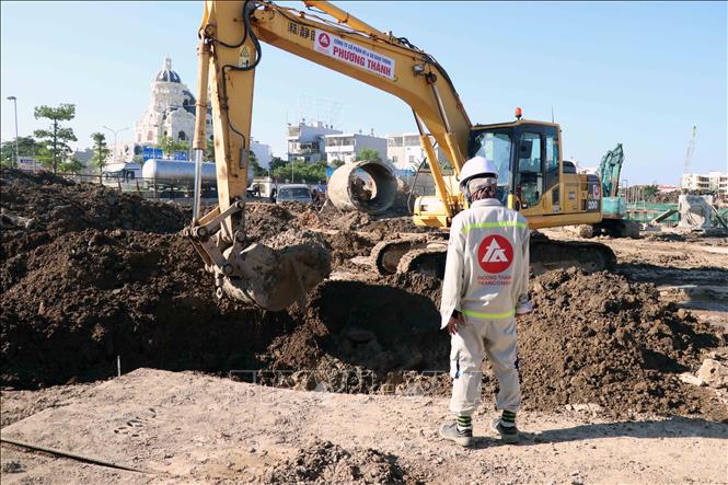 Công nhân, kỹ sư dự án hầm chui Bùi Viện - Lê Hồng Phong nỗ lực làm việc trong thời tiết nắng nóng. Ảnh: Hoàng Ngọc – TTXVN 