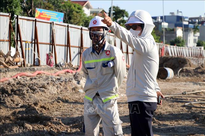 Công nhân, kỹ sư dự án hầm chui Bùi Viện - Lê Hồng Phong nỗ lực làm việc trong thời tiết nắng nóng. Ảnh: Hoàng Ngọc – TTXVN 