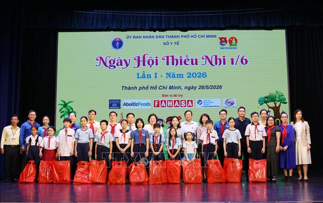 Lãnh đạo Thành ủy Thành phố Hồ Chí Minh, Sở Y tế Thành phố Hồ Chí Minh và các đơn vị tặng quà cho trẻ em có hoàn cảnh khó khăn. Ảnh: Đinh Hằng - TTXVN