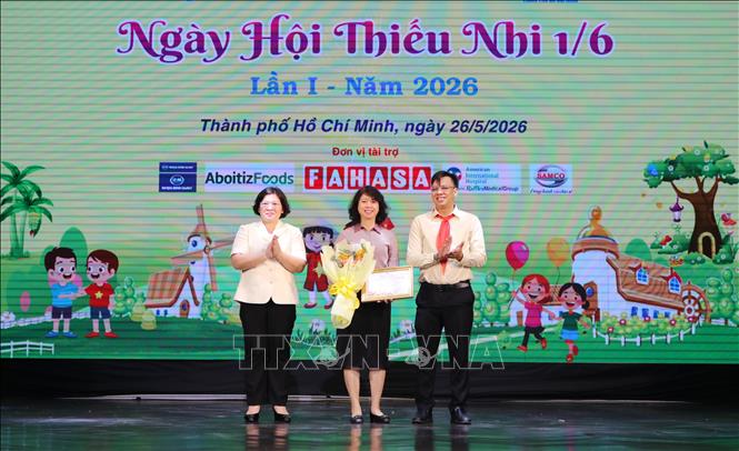 Bà Văn Thị Bạch Tuyết, Phó Bí thư Thành ủy Thành phố Hồ Chí Minh, tặng quà tri ân đơn vị đồng hành cùng chương trình. Ảnh: Đinh Hằng - TTXVN