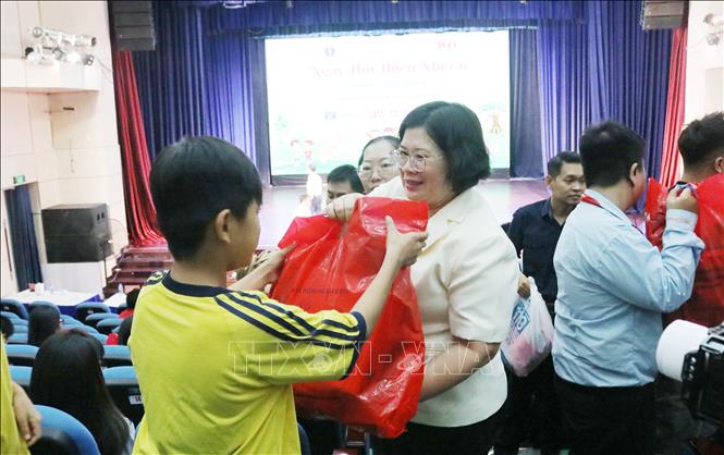Bà Văn Thị Bạch Tuyết, Phó Bí thư Thành ủy Thành phố Hồ Chí Minh, tặng quà cho trẻ em có hoàn cảnh khó khăn. Ảnh: Đinh Hằng - TTXVN