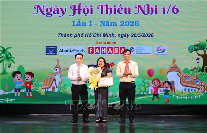 Lãnh đạo Sở Y tế Thành phố Hồ Chí Minh tri ân đơn vị đồng hành cùng chương trình. Ảnh: Đinh Hằng - TTXVN