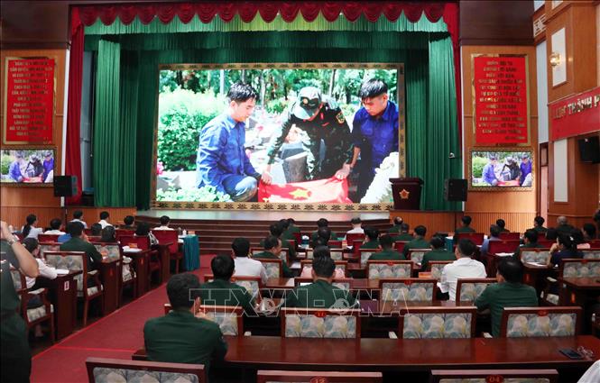 Các đại biểu dự Hội nghị theo dõi video về hoạt động làm trước tổ chức lấy mẫu, số hóa hài cốt liệt sỹ chưa xác định được danh tính tại Nghĩa trang Liệt sỹ Thành phố Hồ Chí Minh Ảnh: Xuân Khu-TTXVN