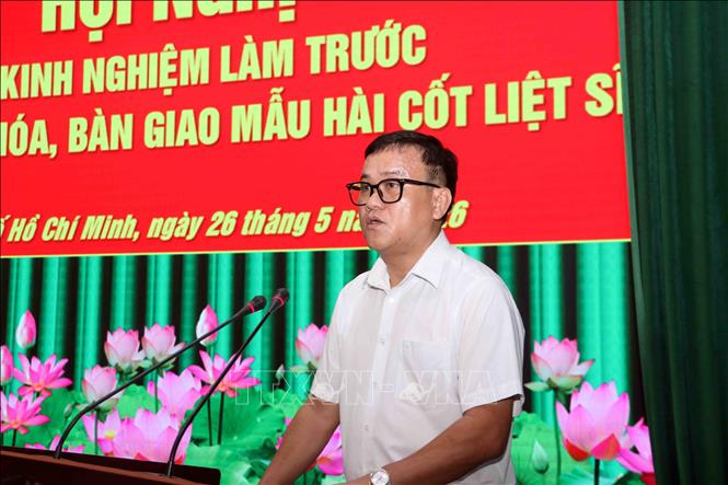 Ổng Huỳnh Minh Chín, Phó Giám đốc Sở Y tế Thành phố Hồ Chí Minh, tham luận về công tác phối hợp đảm bảo tiêu chuẩn y tế. Ảnh: Xuân Khu-TTXVN