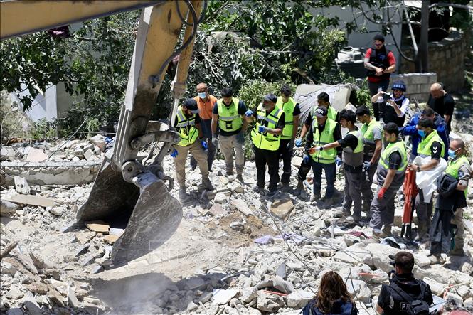 Lực lượng cứu hộ tìm kiếm các nạn nhân tại hiện trường vụ không kích của Israel xuống Deir Qanoun En Nahr, thành phố Tyre, miền Nam Liban ngày 20/5/2026. Ảnh: THX/TTXVN 