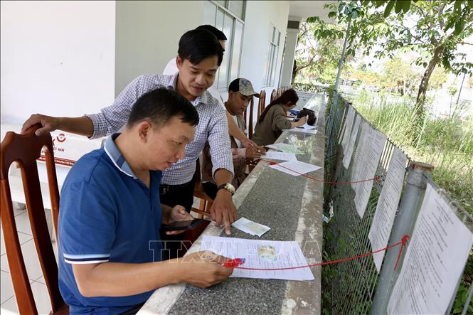 Cán bộ Trung tâm Phục vụ hành chính công phường Long Xuyên (An Giang) hướng dẫn người dân thực hiện các thủ tục hành chính. Ảnh: Thanh Sang - TTXVN