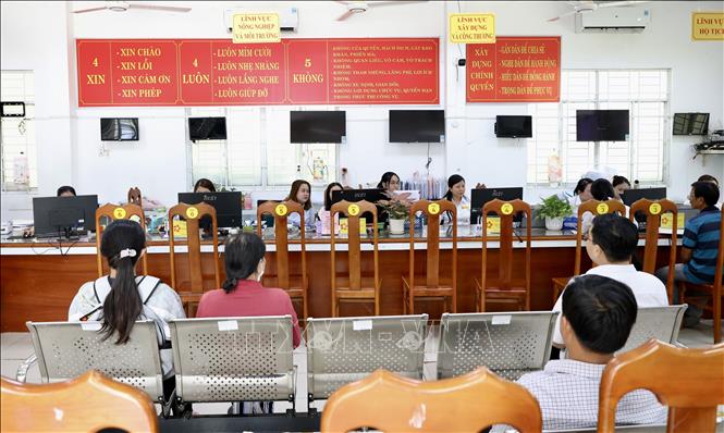 Người dân đến làm thủ tục hành chính tại Trung tâm Phục vụ hành chính công phường Long Xuyên, An Giang. Ảnh: Thanh Sang - TTXVN