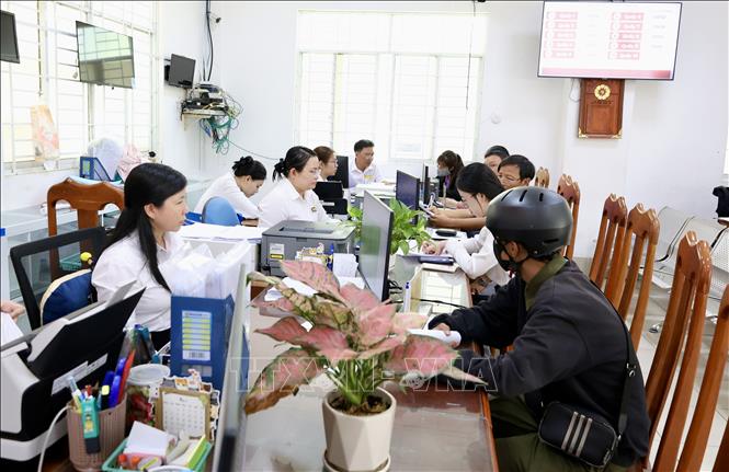Người dân đến làm thủ tục hành chính tại Trung tâm Phục vụ hành chính công phường Long Xuyên, tỉnh An Giang. Ảnh: Thanh Sang - TTXVN
