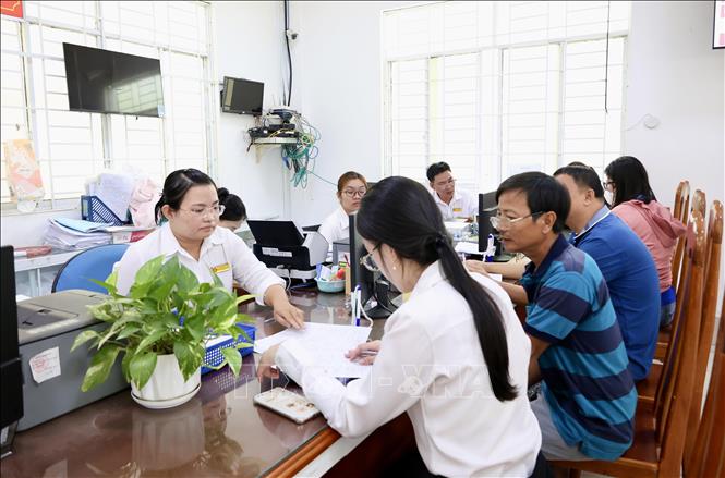 Người dân đến làm thủ tục hành chính tại Trung tâm Phục vụ hành chính công phường Long Xuyên, tỉnh An Giang. Ảnh: Thanh Sang - TTXVN
