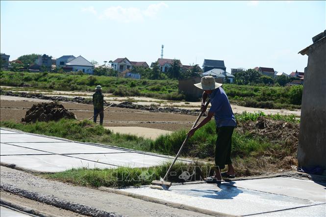 Điều dễ nhận thấy khi đến làng muối Tam Hòa đó là hầu hết những người còn bám trụ với nghề làm muối ở Hoa Lộc hiện nay đều là những người nông dân tuổi đã ngoại tứ tuần. Ảnh: Hoa Mai - TTXVN