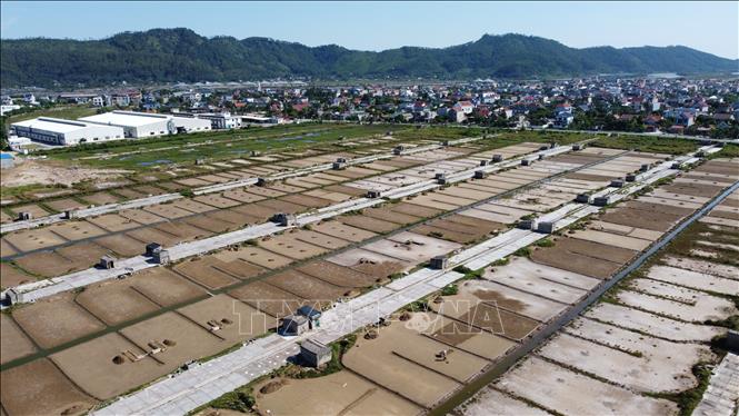 Hiện tại, xã Hoa Lộc có 2 cánh đồng muối là Trương Xá và Nam Tiến với gần 400 hộ dân bó với nghề làm muối trên diện tích gần 30ha. Ảnh: Hoa Mai - TTXVN